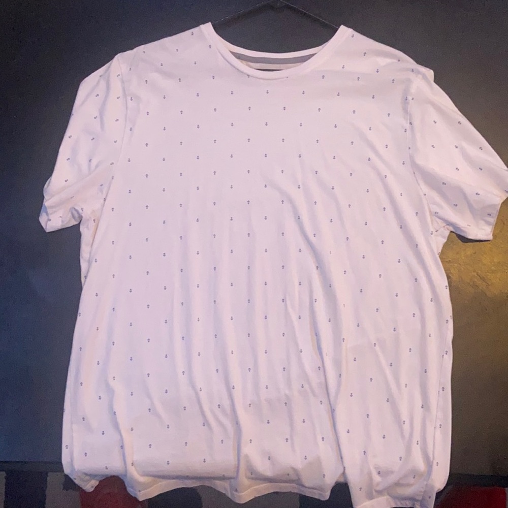 White tee with navy anchors